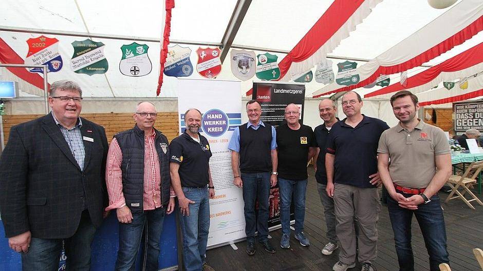 (v.l.) Rainer Weißmann (Ausbildungsberater der Handwerkskammer Düsseldorf), Hans-Georg...