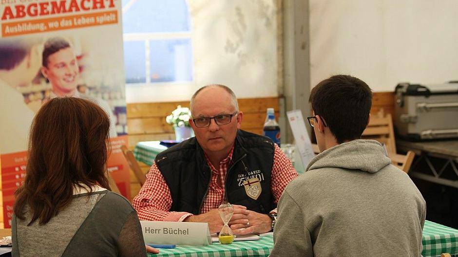 (v.l.) Bewerber mit Mutter im Gespräch mit Hans...
