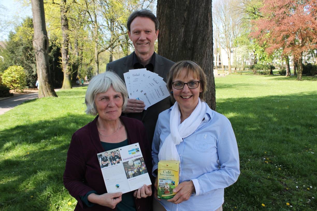  Ein Teil der Mitglieder der Steuerungsgruppe: (v.li.) Ute Bartz (GGS Erkrath), Ulrich Schwab-Bachmann (Beigeordneter) und Ingrid Fehrenbacher (Ökumenische Initiative für Eine Welt-Laden Erkrath, Vorstandsmitglied). 