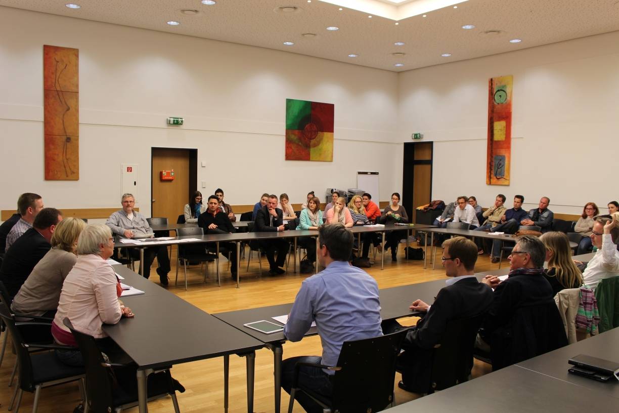  Bei der Podiumsdiskussion zur anstehenden Beitragserhöhung für Kinderbetreuung wurde lange im Rathaussaal zusammen gesessen. 