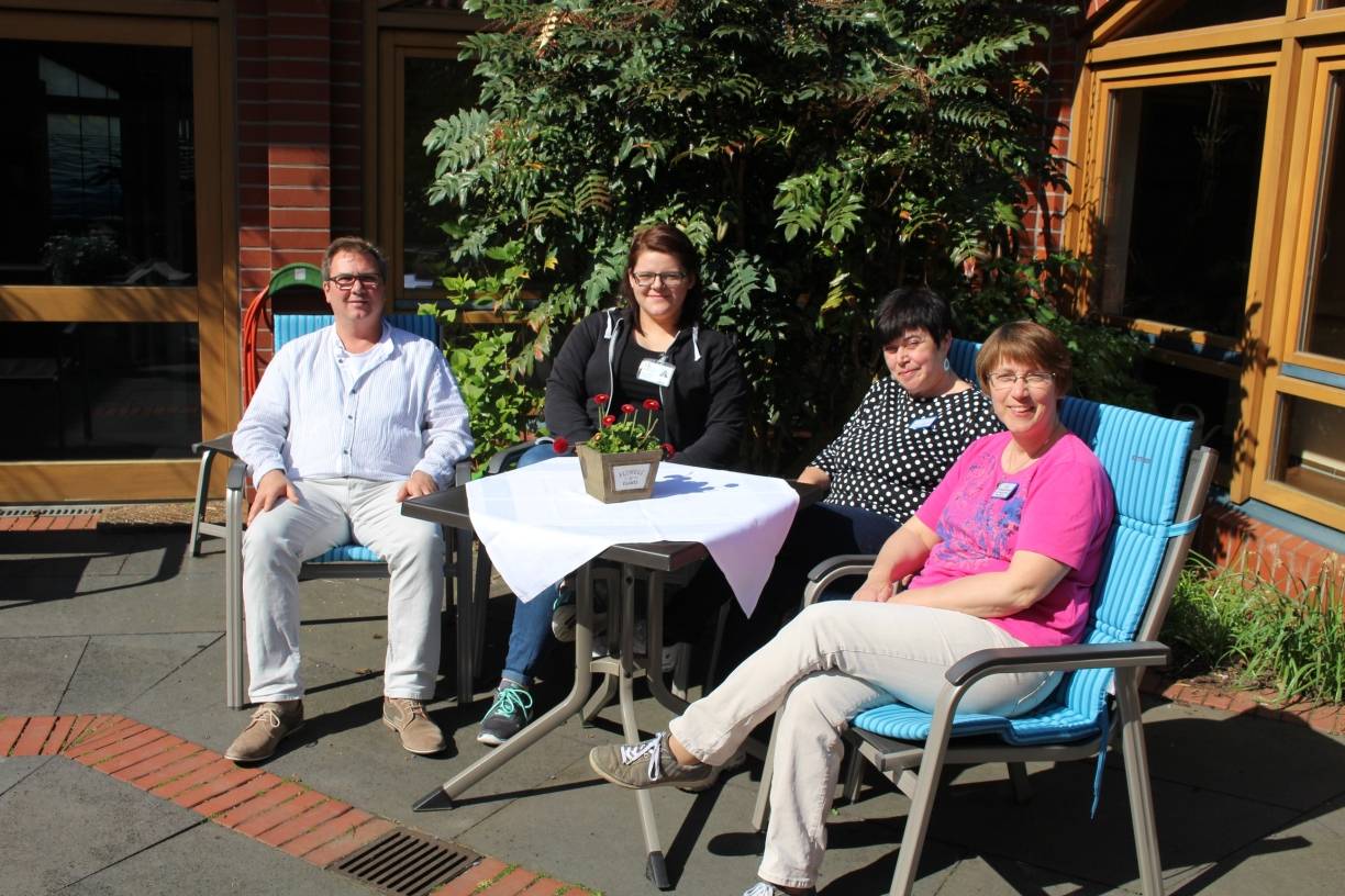  Wollen auf dem Stadtfest das Ehrenamt bewerben: (v.li.) Robert Bosch (Einrichtungsleiter), Kerstin Arlt, Christine Hüttenberend und Christine Dommach (Mitarbeiterinnen). 