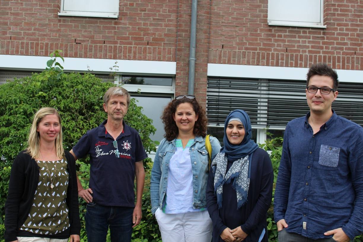  Ein starkes Team für Flüchtlinge: Magdalena Hadasch (Stadt Erkrath), Dieter Thelen (Freundeskreis für Flüchtlinge), Isabelle Wilhelm (Flüchtlingspatin), Rachida El Khabbachi (Integrationshelferin) und Maximilian Gruber (Stadt Erkrath). 