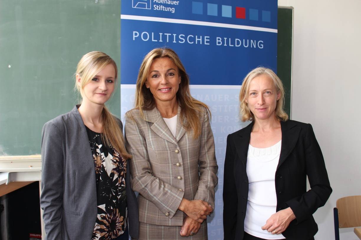  (v.li.) Kristina Schaufler (KAS), Michaela Noll MdB und Annette Wilbert (KAS). 