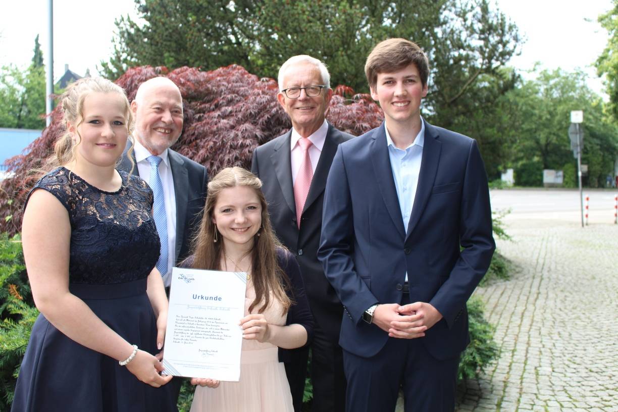  (v.li.) Sandra Mücke, Lisa Inger und Yannick Kops wurden für ihr soziales Engagement von Knut Stein (li. hi. ) und Dr. Erhard Tönjes (re. hi.) seitens der Jugendstiftung Erkrath mit einem Stipendium bedacht. 