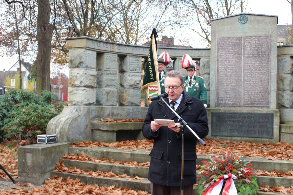  Am Kriegerdenkmal Unterbach fanden traditionell die Feierlichkeiten anlässlich des Volkstrauertages statt. 