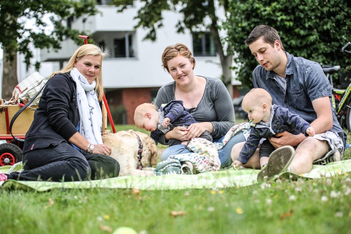  Bereits zur Premiere des „Picknick im Park“ kamen zahlreiche Erkrather auf die Wiesen des Bavierparks. 