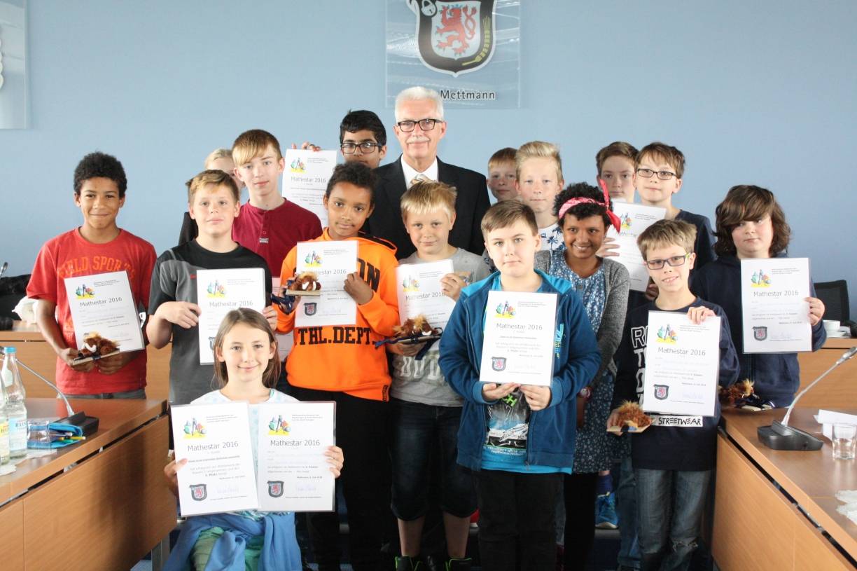  Die „Mathestars 2016“ der Realschulen im Kreis Mettmann und der Stadt Solingen haben im Mettmanner Kreishaus knifflige Aufgaben gelöst und können sich für ihren Einsatz gemeinsam mit Landrat Thomas Hendele über Urkunden und Eintrittskarten für das Neanderthal Museum freuen. 