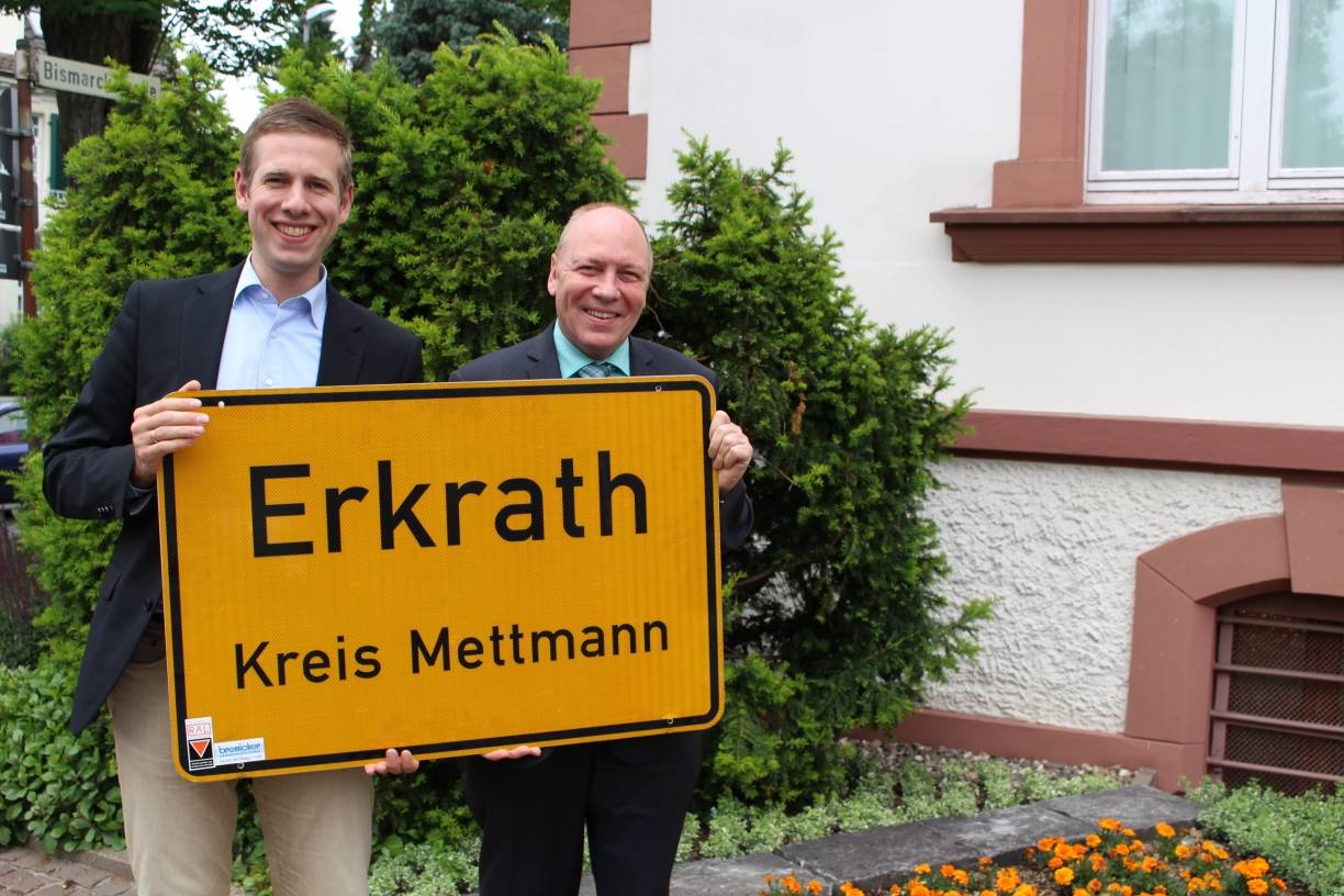  Bürgermeister Christoph Schultz und IG Erkrath Vorstand Wolfgang Cüppers wissen: So ein gut erhaltenes Ortsausgangsschild vervollständigt die Sammlung eines jeden Erkrath-Fans. 