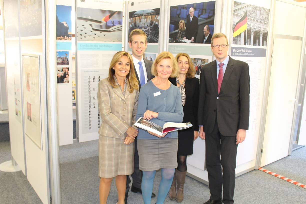  Michaela Noll MdB, Bürgermeister Christoph Schultz, Stadtbüchereileitung Michaele Gincel- Reinhardt, Anna Pulcher und Dr. Holger Jansen vom Deutschen Bundestag. 