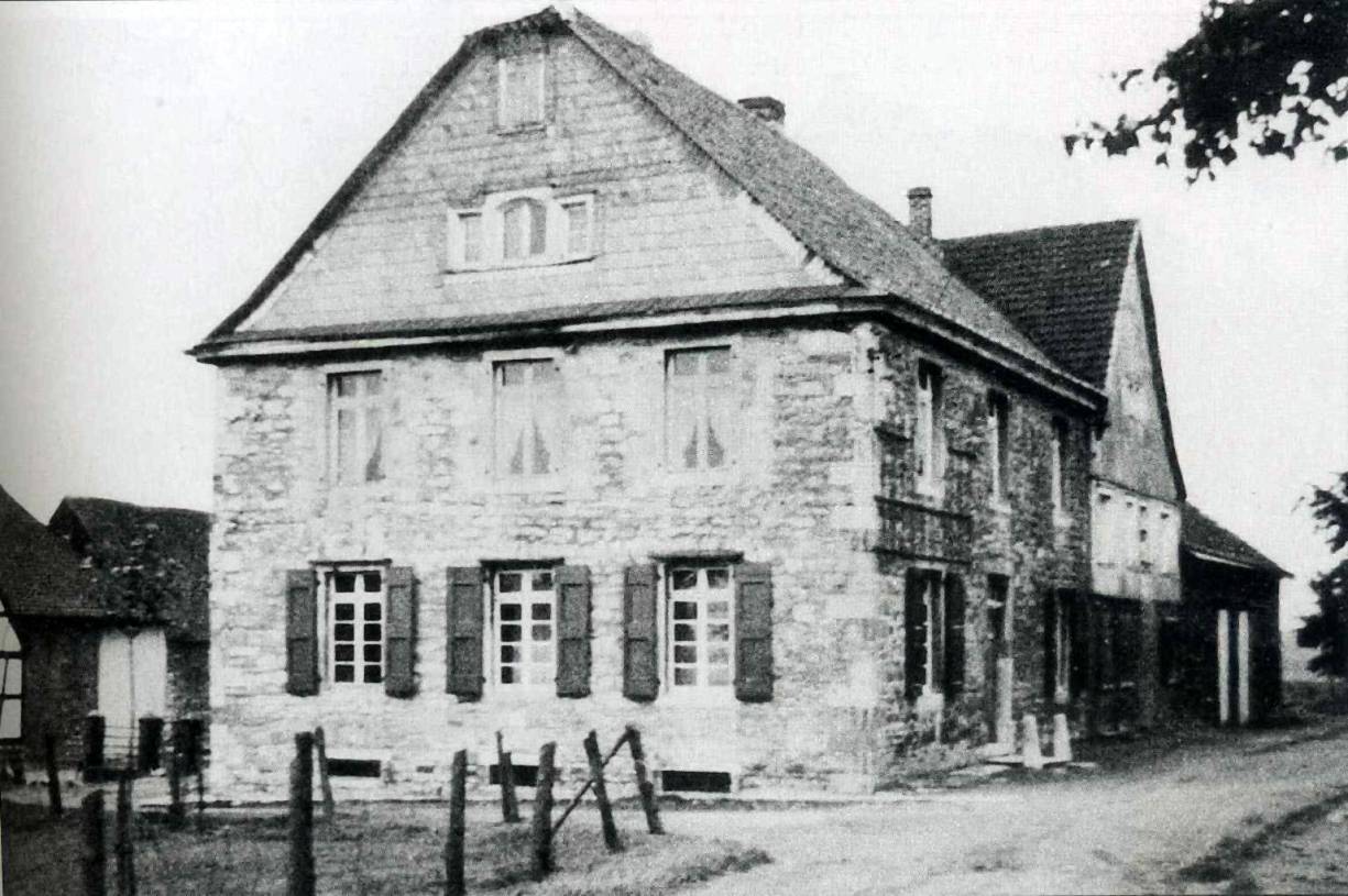  Der alte Hochdahler Hof. Heute zeugen nur noch Überreste einer Steinmauer von seiner Existenz.  