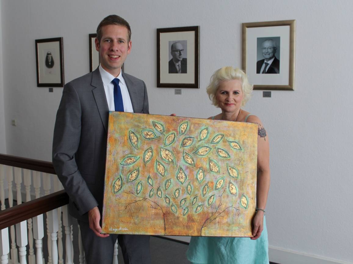 „Blooming Tree“ hängt nun im Rathaus