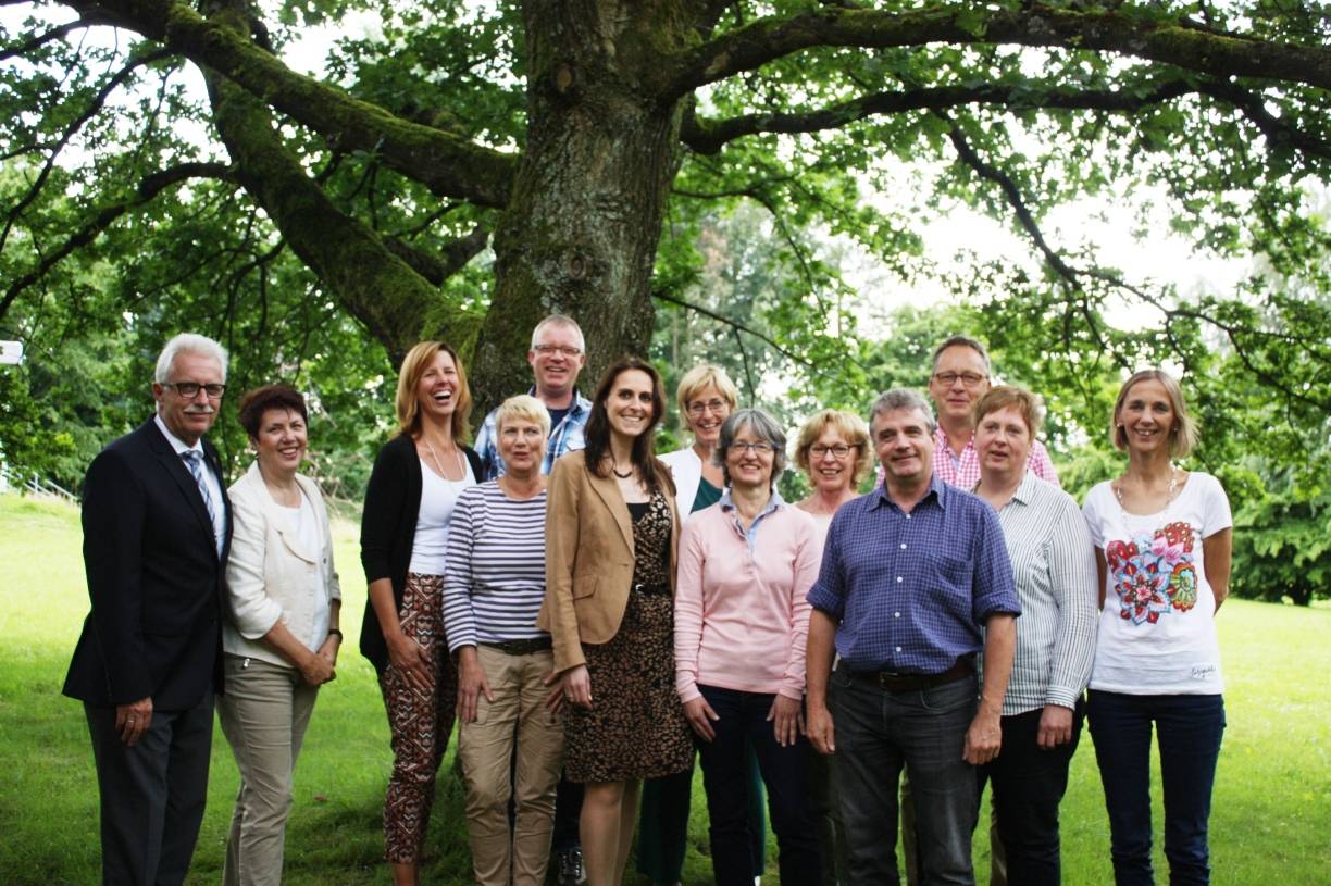  Landrat Thomas Hendele, Schuldezernentin Ulrike Haase und die Schulleitungen der neuen Förderzentren. 