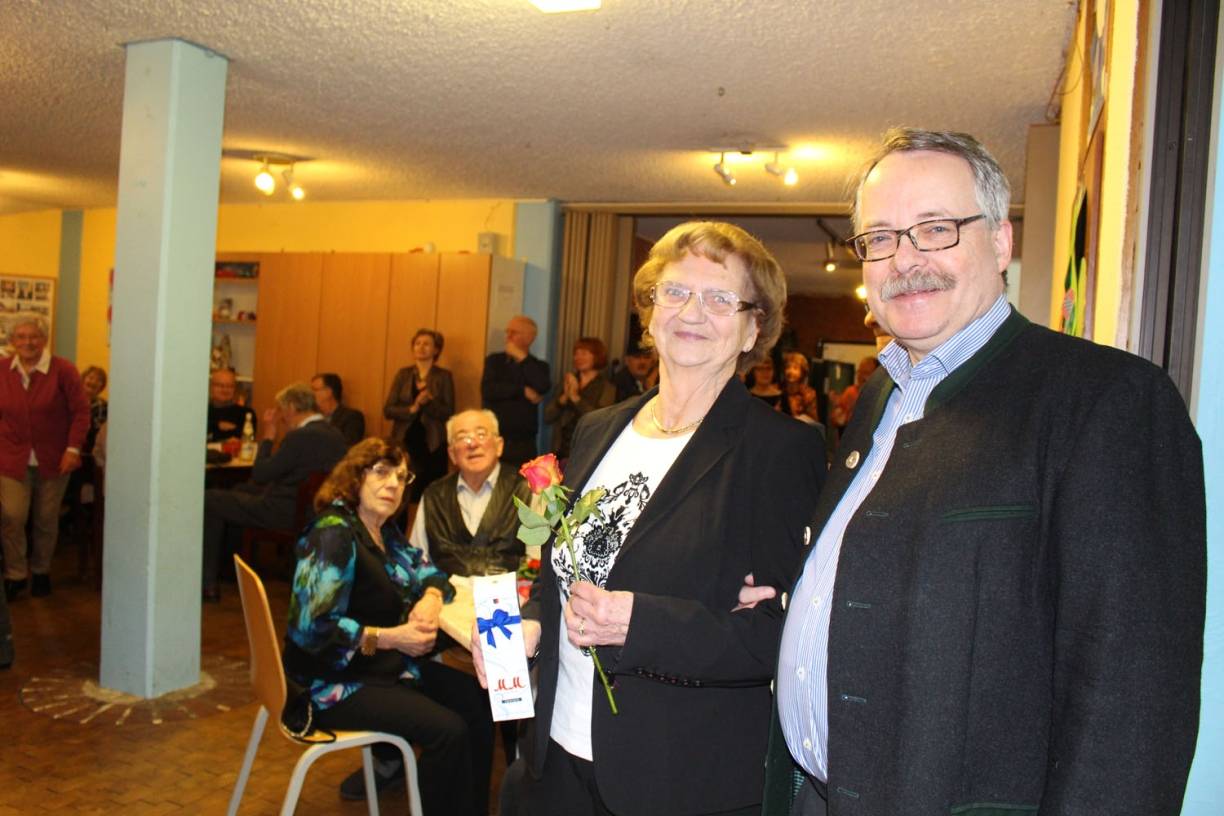  Die Jubilarin Helga Rockstedt und TSV Vorsitzender Dr. Clemens Mittelviefhaus. 