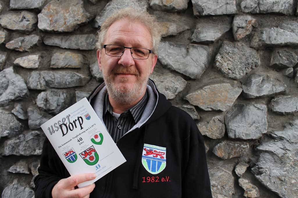  Holger Johan mit der aktuellen Ausgabe von "Usser Dorp". 
