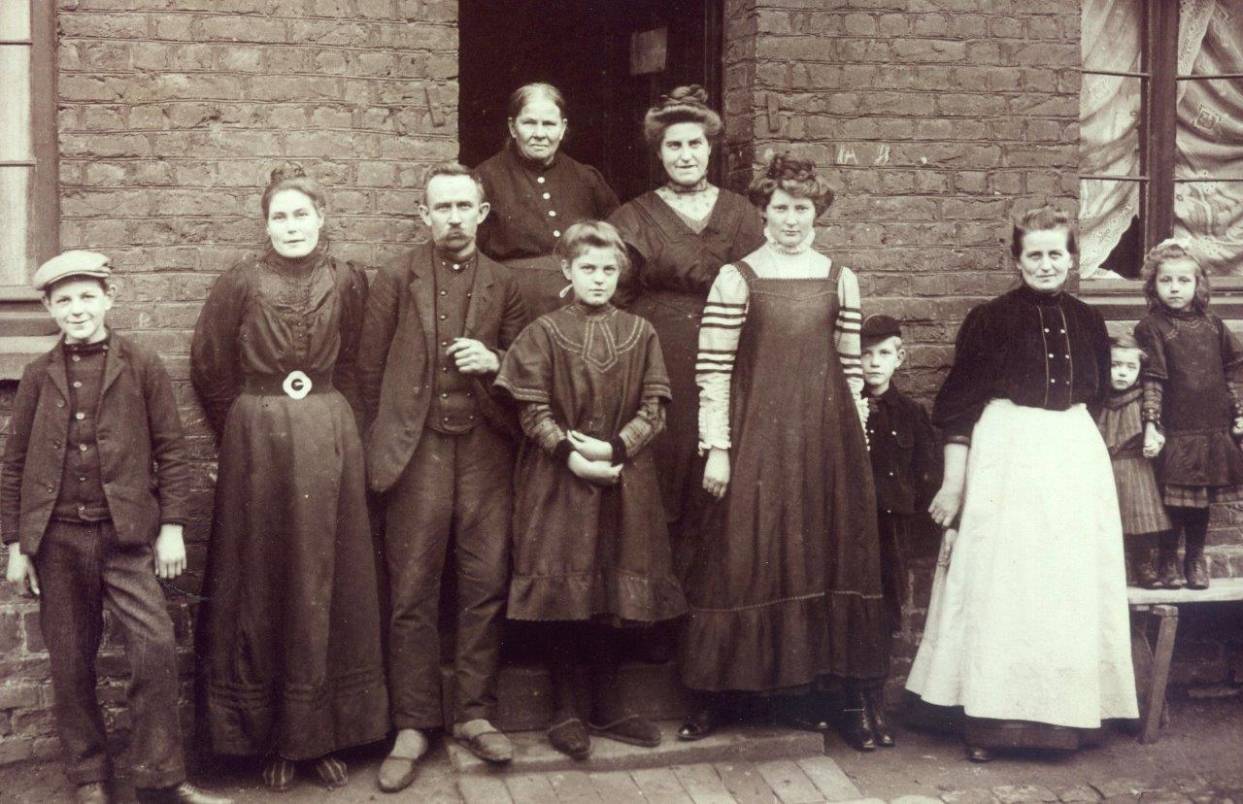  Familie Ziegler um 1910 vor dem Haus Portastraße 15 in Gerresheim. 