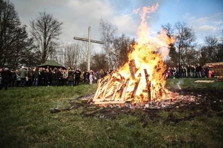 Gelebte Osternacht am Hochkreuz