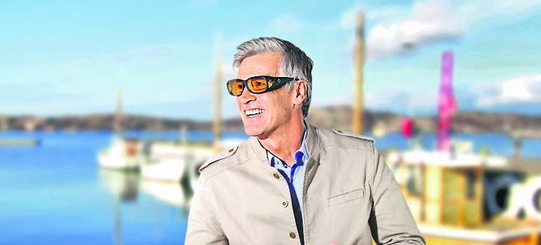  Für sommerliche Outdoor-Aktivitäten ist eine Übersetzbrille praktisch, die vor Blendung und UV-Strahlung schützt. 