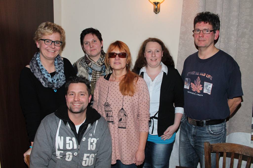  Sie waren beim ersten Treffen des „Stammtisches am Park“ mit dabei: (v.li.) Andrea Bleichert, Dirk Hanten (Geschäftsmann), Melanie Ahrend (Tagesmutter), Marion Kremerius (Gründerin der MS-Selbsthilfegruppe), Mandy Romero y Gomez (Tagesmutter) und Bernd Herrmann (AkTiE). Auf dem Foto nicht zu sehen, aber dennoch beim Stammtisch anwesend, war außerdem Ralf Buchholz von der Neanderart-Group. 