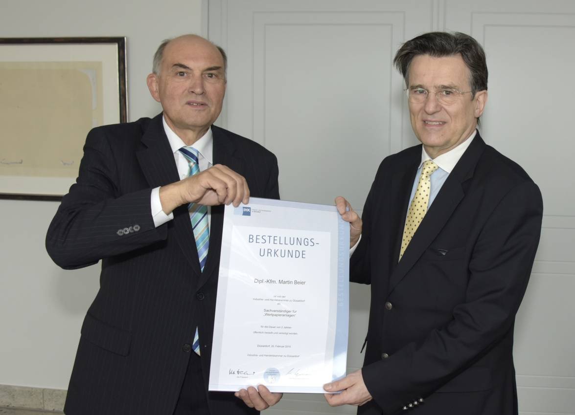  IKH-Chef Siepmann (li) bestellt Martin Beier als Gutachter. 