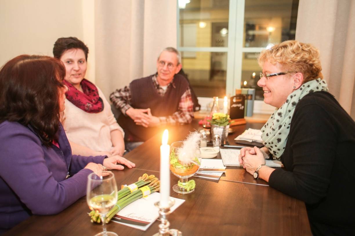  Planen beim Stammtisch am Park das Bürgerpicknick (v. l.): Ulrike Schmitz, Melanie Arend, Ulrich Schimschock und Andrea Bleichert. 
