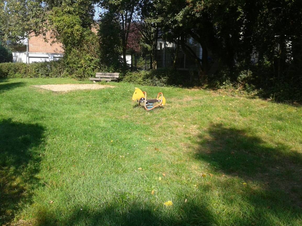  Was für ein trauriges Bild: Der Spielplatz an der Feldstraße ist seines Namens nicht würdig. 