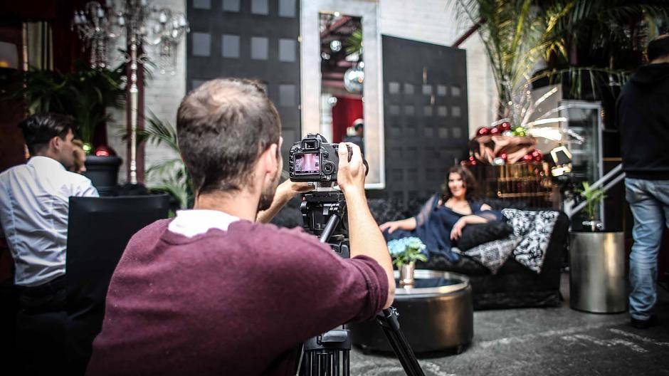 Bei ihrem ersten Videoclip-Dreh macht Dilek Doysak einen guten...