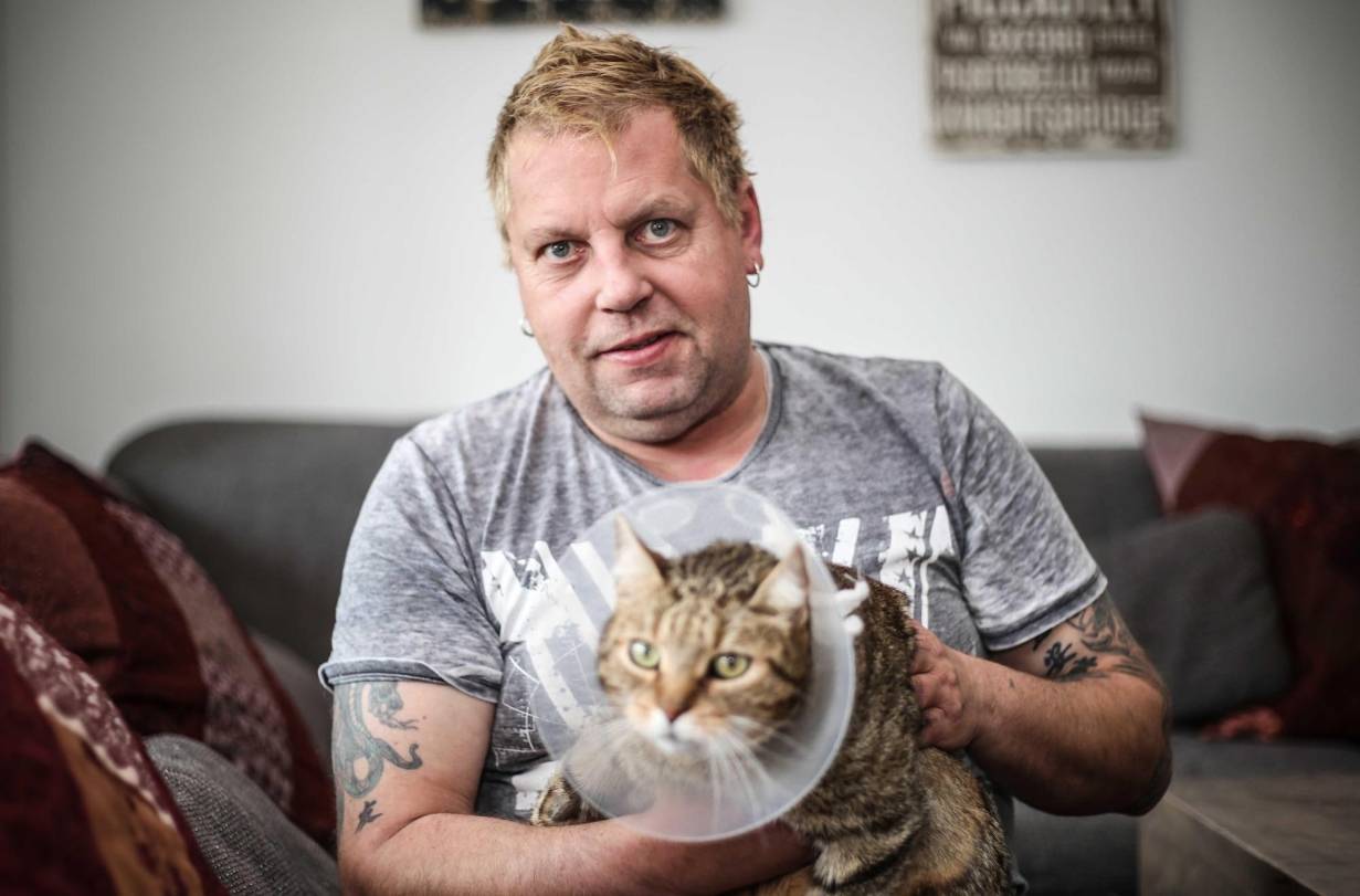  Bernd Meinel, der am Lärchenweg in Millrath wohnt, mit seinem Kater Krümel. 