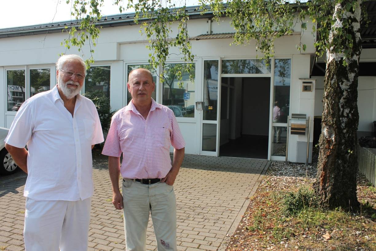  Dr. Gerd Pahnke (1. Vorsitzender, li.) und Klaus Sauerwein (2. Vorsitzender) vom DRK freuen sich über die neuen Räume direkt in der Nähe zur Erkrather Feuerwehr. 