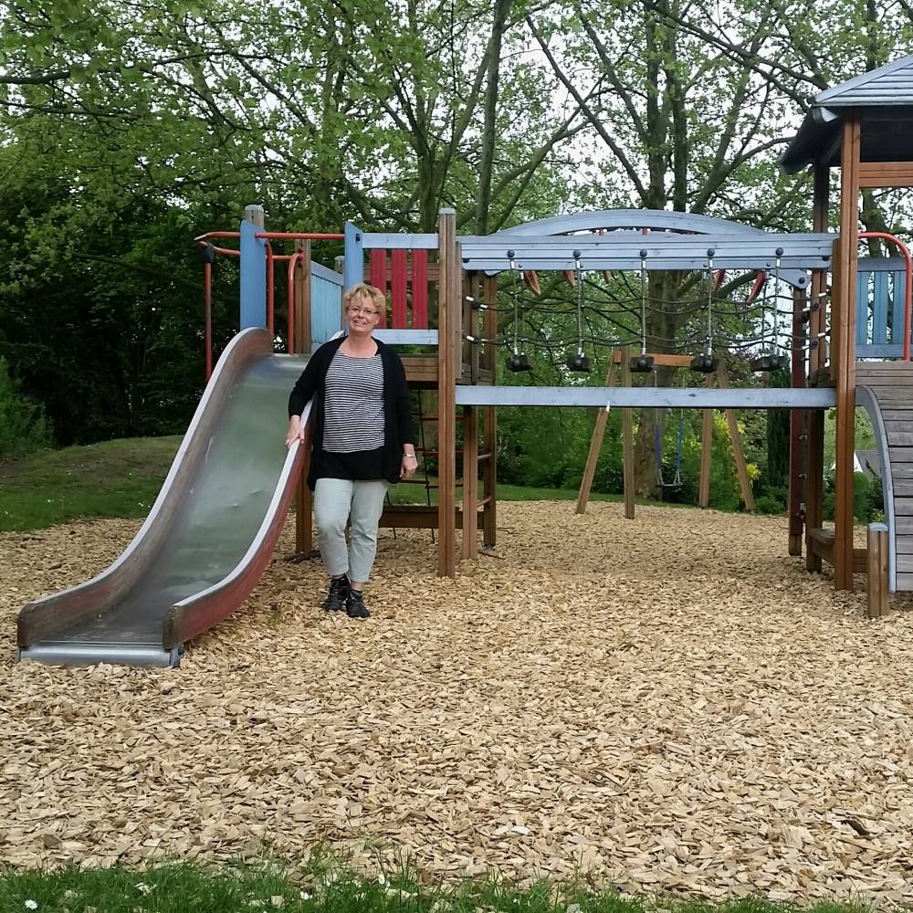  Andrea Bleichert auf ihrem Spielplatz an der Albrecht- Dürer- Straße. 