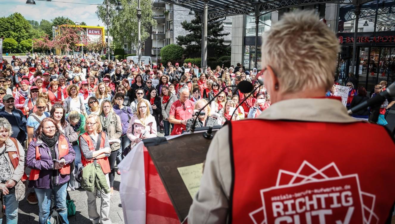 Erzieherinnen demonstrieren auf dem Bavierplatz