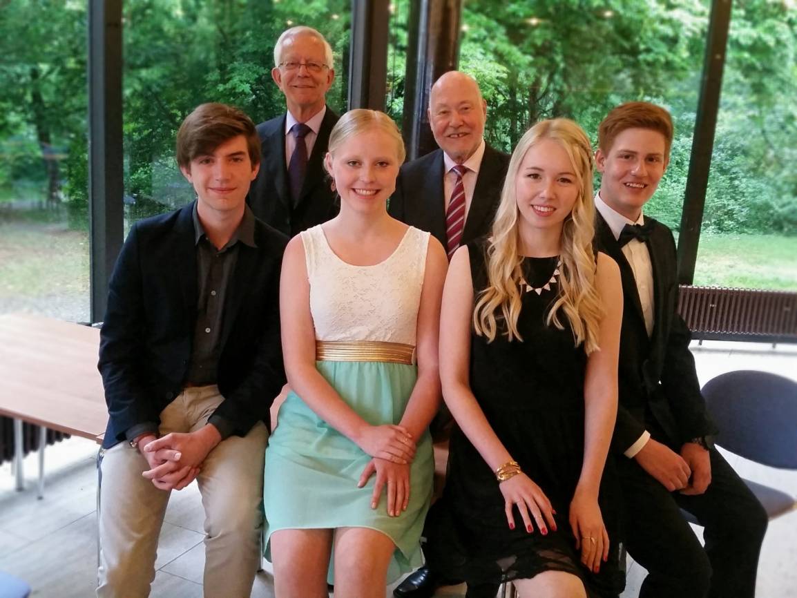  (v.l.): Die frisch gebackenen Abiturienten Nikolas Golsch, Rabea Gruber, Swantje-Leonie Schulz und Alexander Marcel Jellen zusammen mit Dr. Erhard Tönjes (Vorstandsmitglied der Jugendstiftung Erkrath,li.hi.) und Knut Stein (Vorstandsmitglied der Jugendstiftung Erkrath). 