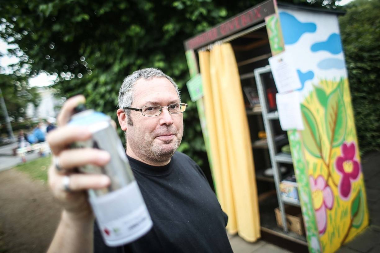  Künstler Ralf Buchholz macht unsere kleine Stadt schön bunt. 