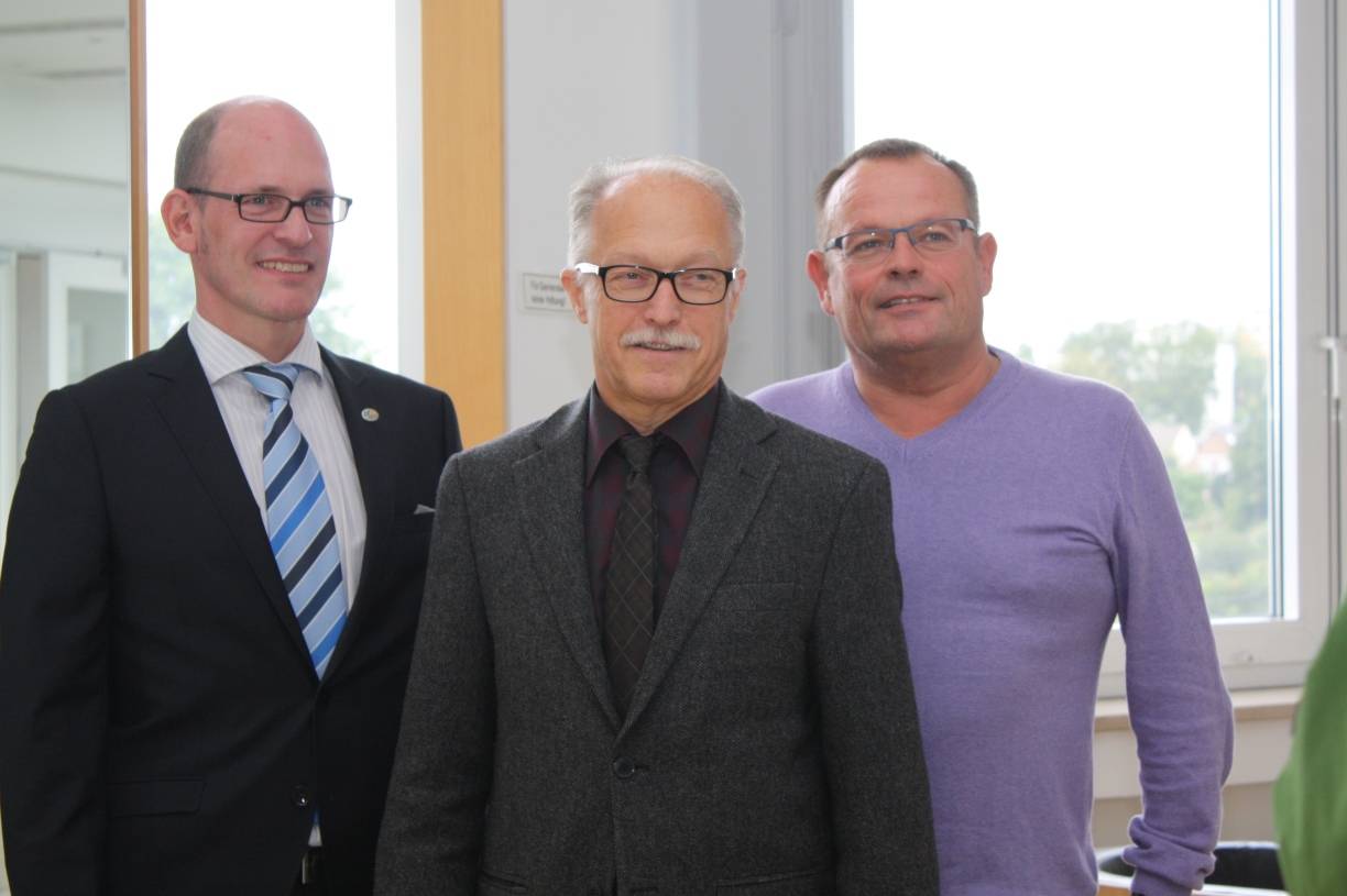  (v.l.) Dr. Arne Köster, Volker Freund und Bodo Keißner-Hesse stellten im Kreishaus die Arbeit der Rettungsdienstschule vor. 