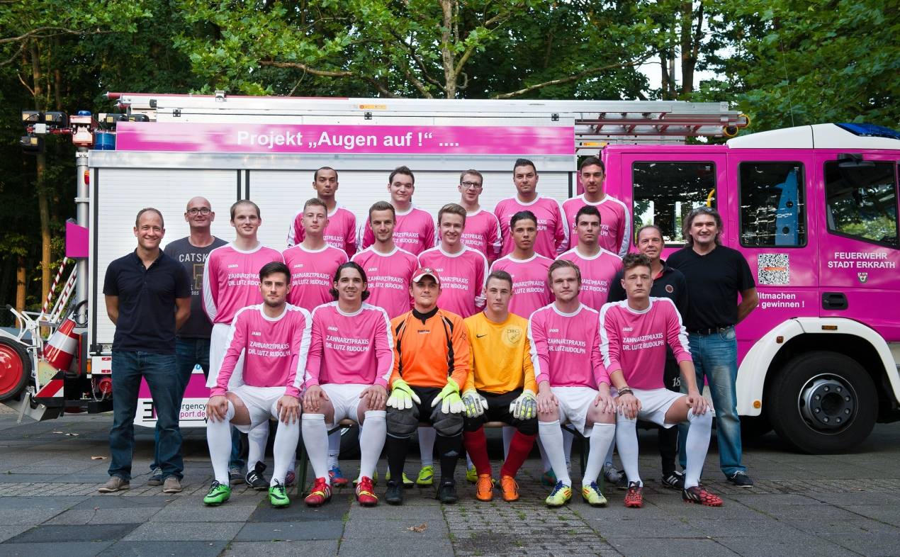  Das Kreisliga B-Team des SSV Erkrath beim gemeinsamen Fototermin mit der Feuerwehr erstmals in seinem neuen pinkfarbenen Fußballdress. 