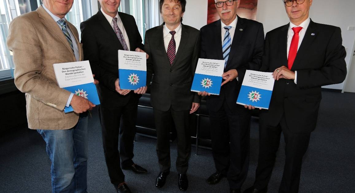 Bürgernahe Polizei Expertenkommission mit Landrat Thomas Hendele legt