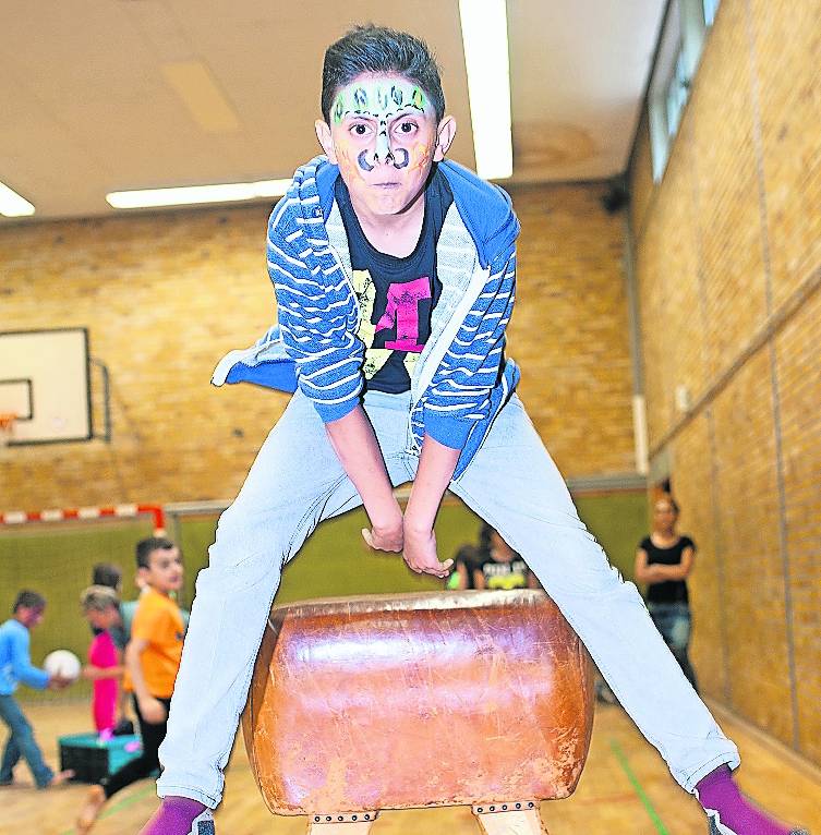  Kinder, Jugendliche und Erwachsene aus dem Erkrather Flüchtlingsheim in Alt-Erkrath nahmen das Kreativ- und Bewegungsangebot des TSV Hochdahl dankbar an. 