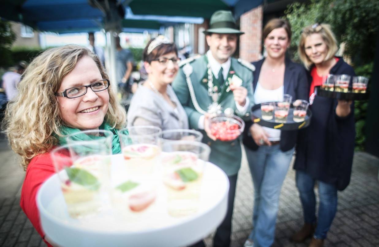  Während Andrea Haarhaus (vorne) die Gäste und Bewohner mit Erdbeerbowle versorgte, stellten sich Dirk und Tina Hanten (hinten) den Bewohnern des Altenheims sowie Andrea Roder und Sabine Dreißigacker (r.) vor.  