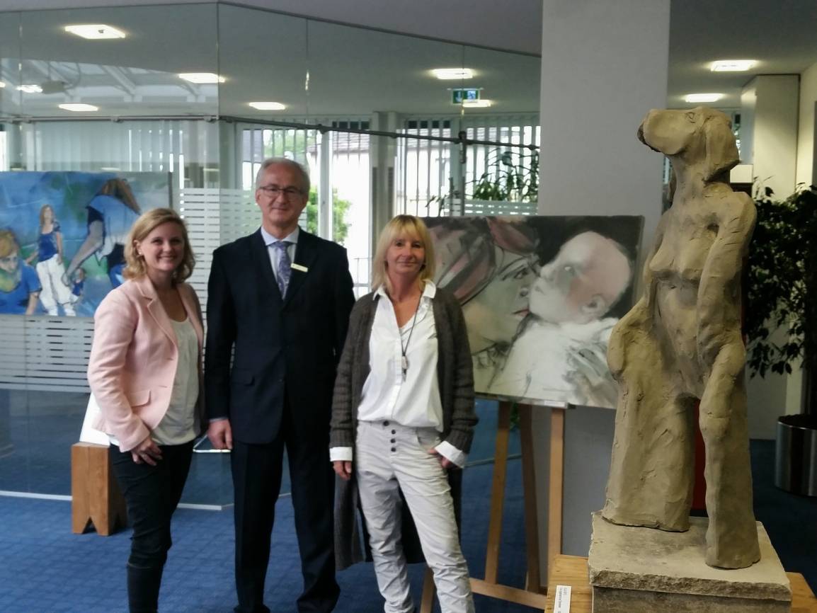  (v.li.) Nicole Pauli (Stadt Erkrath), Wolfgang Soldin (Filialdirektor KSK Düsseldorf) und Nicole Schwerdtfeger (Künstlerin) in den Ausstellungsräumen der Kreissparkasse Düsseldorf. 