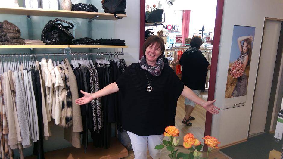 Der neue Style ist schnell gefunden: Schwarzer Poncho, Kette und Schal....
