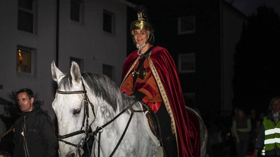 Ein prächtiger Schimmel führte den Umzug in Unterbach...