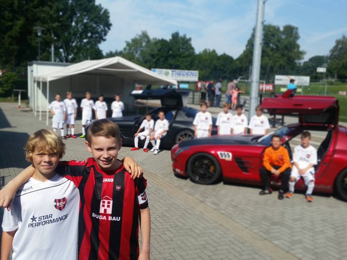  Jan und Daniel sind stolz auf ihre beiden neuen Trikotsets und auch auf ihren 19:0-Sieg beim Auftaktspiel gegen Hilden am vergangenen Samstag. 
