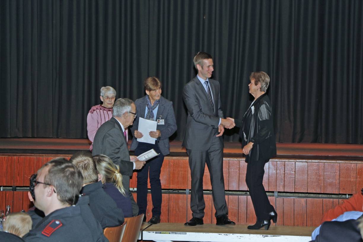 Bürgermeister Christoph Schultz hatte am Freitag viele Hände zu schütteln und Urkunden zu verteilen. Fast hundert ehrenamtlichen Bürgerinnen und Bürgern sprach die Stadt Erkrath in der Stadthalle ihren Dank aus. 