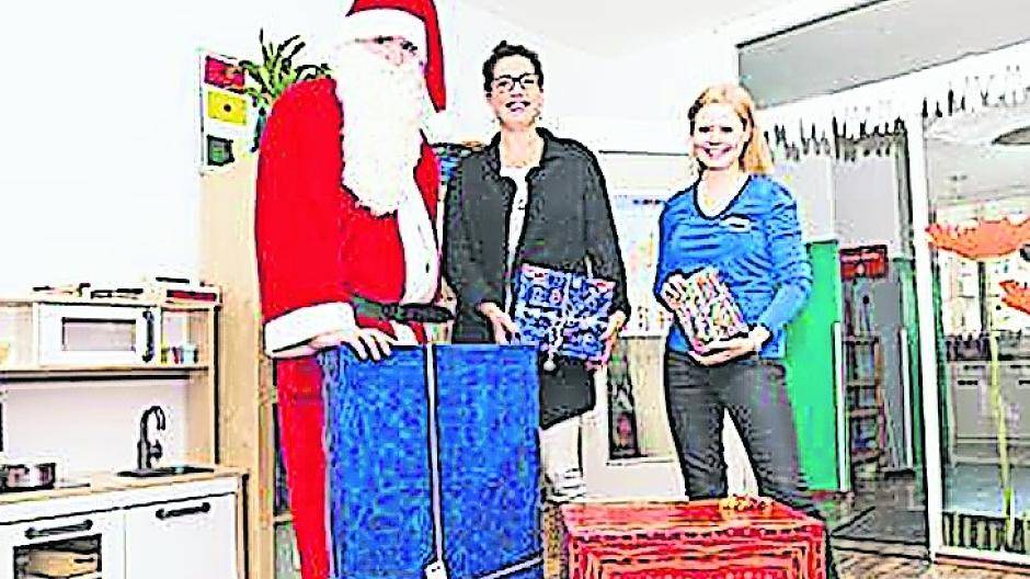  Der Weihnachtsmann (li) samt Einrichtungsleiterin Linda Burghoff (Mitte) und einer Erkrather Transportbotschafterin.  