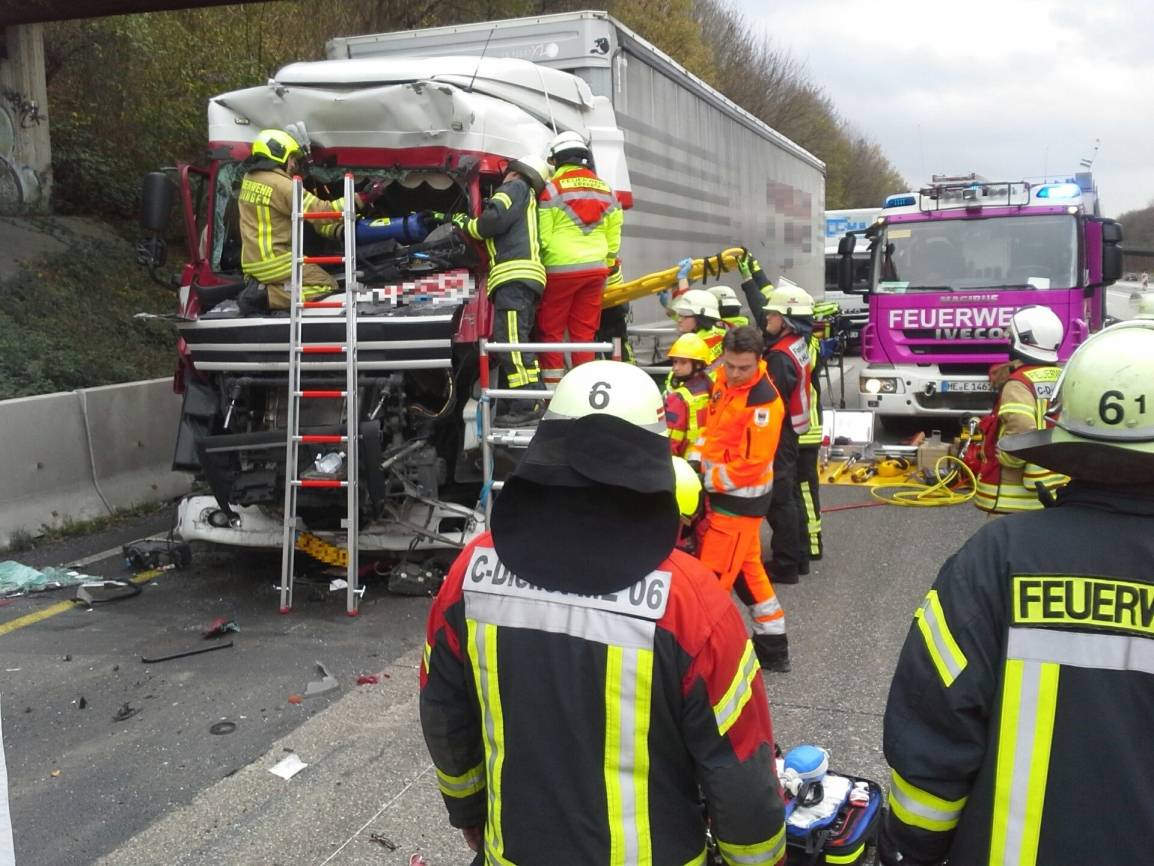 Lkw-Fahrer hinter Lenkrad eingeklemmt