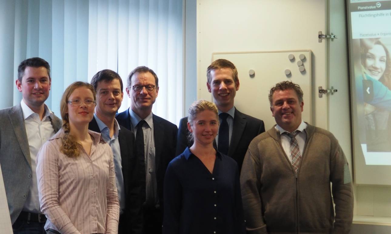  Bürgermeister Christoph Schultz (2.v.re.), Mitarbeiter der Stadt Erkrath, der Wirtschaftskreis Erkrath sowie Lutz Lessmann (3.v.li.) und Nadine Grondziok (2.v.li.) von Planet Value präsentieren die neue Koordinierungsplattform fürs Ehrenamt in der Flüchtlingshilfe. 