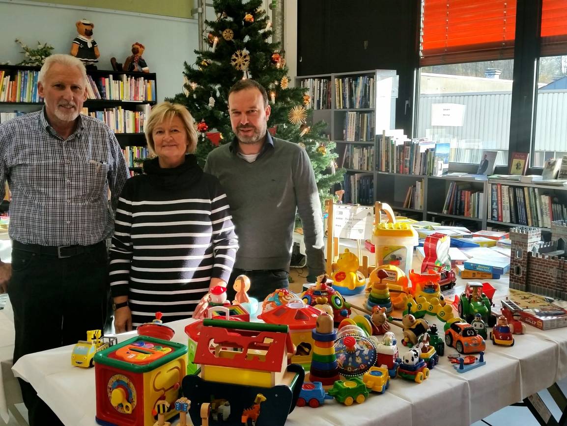  (v.li.) Werner Schultz, Therese Heimes und Matthias Königsberg betreuen gemeinsam das Projekt "Kinder spenden für Kinder". 