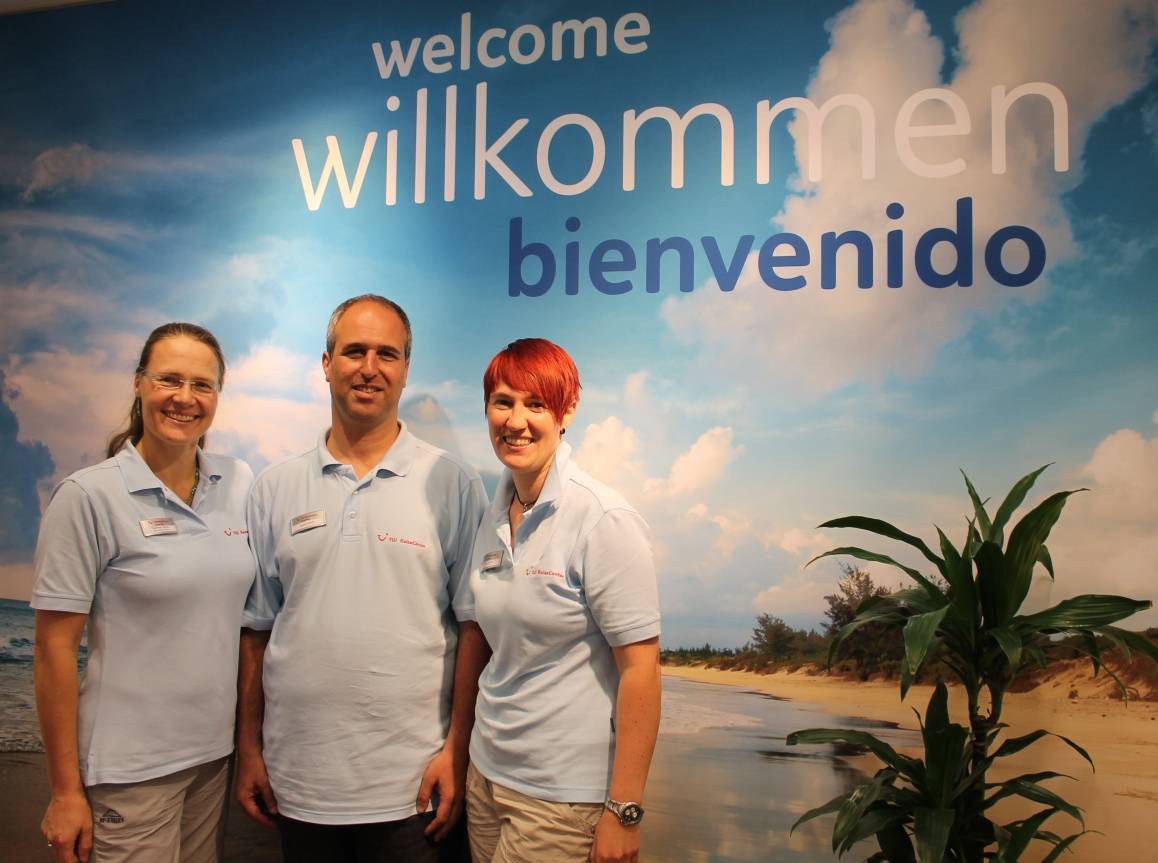  Das Team vom TUI ReiseCenter, ehemals FIRST Reisebüro: (v.li.) Stefanie Hanten, Daniel David und Holly Sommer. 