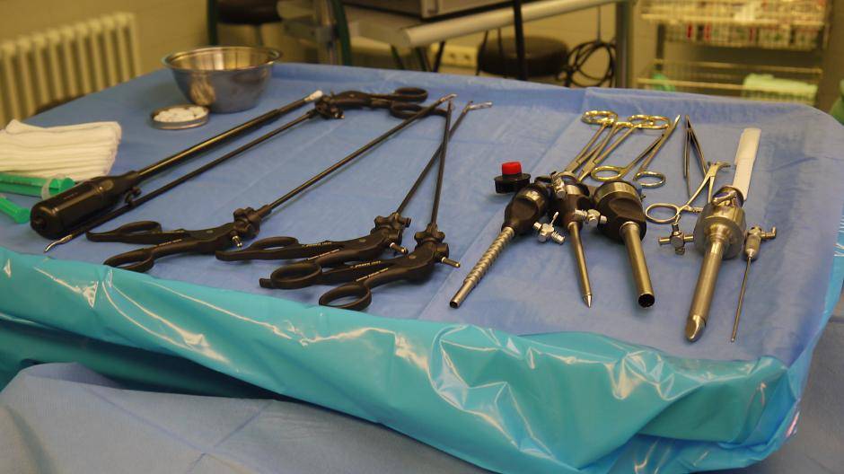 Ein Teil der benötigten Instrumente wie z. B. die Endoskope, die für eine...