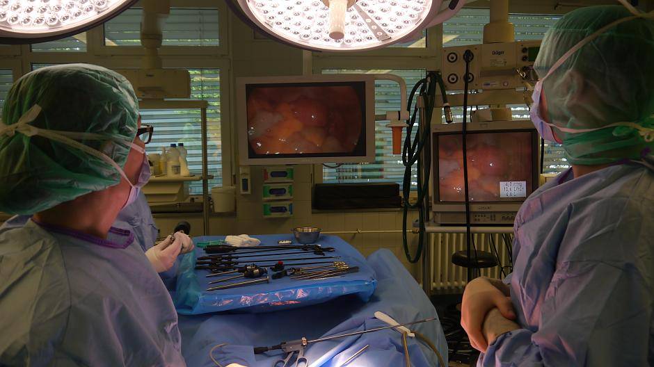 Ist bei einem klassischen Bauchschnitt die direkte Sicht des Arztes ins OP-Feld...