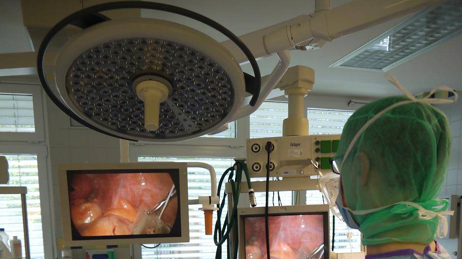 Blick auf den Monitor, der jeden Handgriff im Bauchinneren...